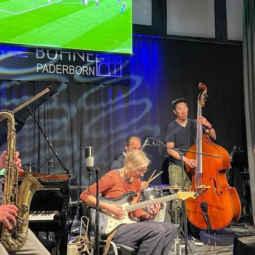Titelbild - Gruppenbild der Band.